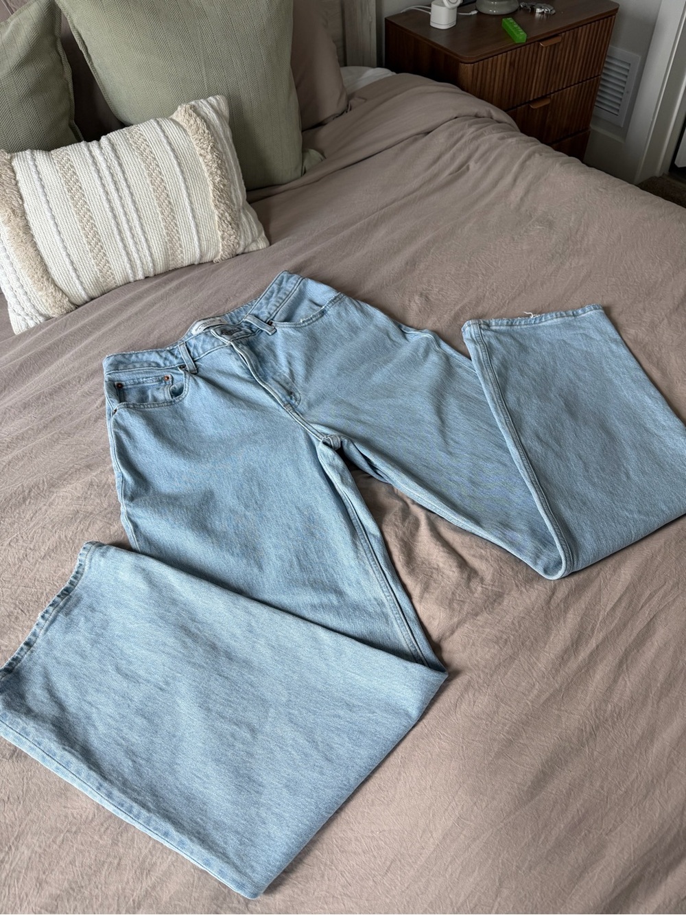 Abercrombie & Fitch Light Blue High-Rise Relaxed Jeans - Picture 5 of 5